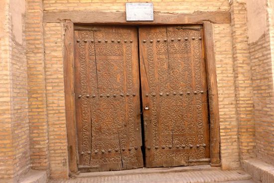 Immer wieder die schön verzierten Holztüren