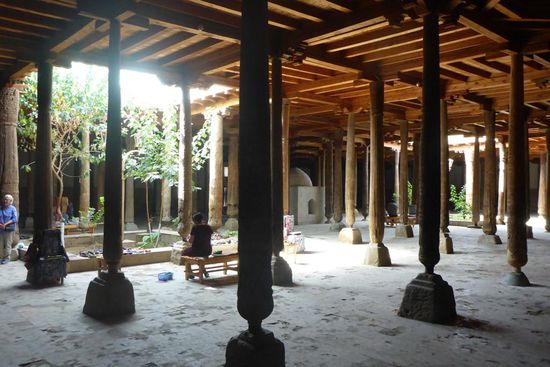 Die Juma-Moschee aus dem Jahr 1788, ausschließlich aus Holz erbaut,
gestützt auf über 200 Säulen, überwiegend aus Ulmenholz ...