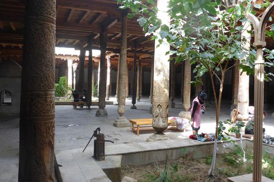 ... einzelne Säulen stammen aus dem 10. Jh.
"Wer nicht von 3 000 Jahren
Sich weiß Rechenschaft zu geben,
Bleibt im Dunkeln unerfahren,
Mag von Tag zu Tage leben"
Johann Wolfgang von Goethe