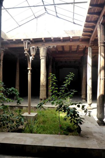 Die Moschee hat einen offenen Dachausschnitt, der vor zwei Jahren leider verglast wurde ...