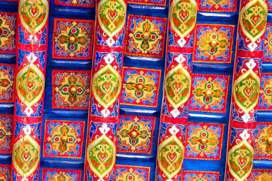 Wieder im Palast des Khans:
Farbenfrohe Deckenmalerei ...