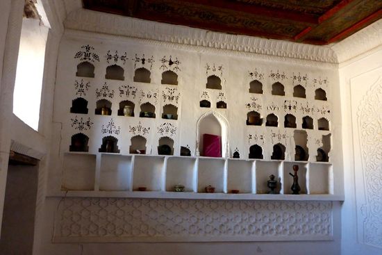 ... der Khan kannte keine Möbel (Vorgänger waren Nomaden),
das Geschirr wurde deshalb in solchen Wandstellagen untergebracht