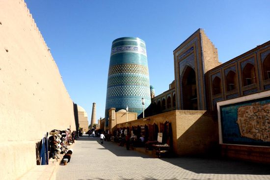 Straßenhändler warten in der Abendsonne auf Kunden am Kala Minor Minarett