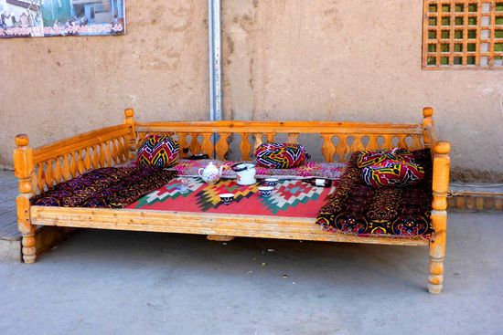 Das ist ein typischer usbekischer Eßtisch,
hier wurde gerade Tee getrunken,
man sitzt oder liegt auf dem Gestell ohne Schuhe,
finde ich eher unbequem