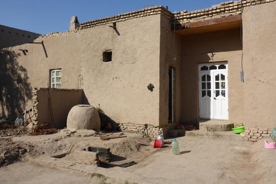 ... die Fladenbrot-Backöfen dürfen nicht abgerissen werden, das bringt Unglück,
wenn sie nicht mehr gebraucht werden, werden sie dem natürlichen Verfall überlassen
Nach 10 Tagen verlassen wir morgen Usbekistan und reisen weiter nach Turkmenistan, hier ein vorläufiges Fazit:
- Die Nachbarländer Kirgisien und Usbekistan sind sehr unterschiedlich,
dort beeindruckt die Natur, hier sind es die atemberaubenden Bauwerke
- Das Rohstoffland Usbekistan leidet unter Treibstoffmangel, hat mit der Umstellung auf Gasbetrieb jedoch einen Weg aus der Krise gefunden (mir war nicht bekannt, daß auch Dieselmotoren mit Gas betrieben werden können)
- Korruption dominiert das Leben in beiden Ländern, wir waren davon nicht betroffen
- Viele Polizeicheckpoints, wir wurden immer freundlich behandelt
- Deutschland ist in beiden Ländern gut angesehen, wiederholt wurde ich auch hier auf deutsch angesprochen
- Importfahrzeuge sind wegen der extrem hohen Einfuhrzölle fast unbezahlbar, hier dominieren kleine Fahrzeuge von Chevrolet, die im Land produziert werden, das Straßenbild
- Das politische System ist noch weit von einer Demokratie im westlichen Sinn entfernt und erinnert an Feudalherrschaft, die politische Führung hat sich auch nach über 20jähriger Unabhängigkeit nicht  vom Geist der Sowjetunion befreien können
- Baumwollproduktion in einer Wüstenregion erfordert einen besseren Umgang mit der Ressource Wasser
- Aus einem weißen Fleck ist Usbekistan in diesen Tagen zu einem Land voller unvergeßlicher Eindrücke geworden, ein Land mit einer sehr alten und reichen Kultur, die zu Bauwerken geführt hat, die wirklich beeindruckend sind
- Die Menschen hier habe ich immer freundlich erlebt, interessiert an uns und unseren Fahrzeugen, nie wirklich aufdringlich; unwohl im Sinn von gefährdet habe ich mich nie gefühlt