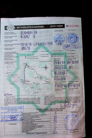 Auf diesem Dokument hat ein turkmenischer Zöllner unsere Reiseroute handschriftlich eingetragen und die Einreisegebühr anhand der vorgesehenen Route ausgerechnet, ich habe 115 US Dollar zu bezahlen (113 plus 2 Dollar Bearbeitungsgebühr)