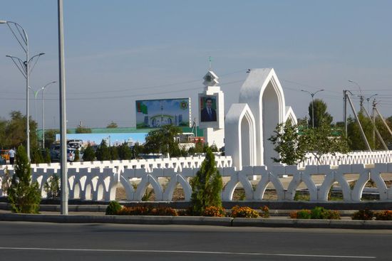 ... die erste Stadt nach der Grenze ist 
Dashogus 25. 9. 2014, Tag 134; 25 074 km
160 000 Einwohner:
Lonely Planet über Dashogus:
"... a creation of the Soviet Union ... with a neat, soulless centre and nothing to attract visitors"