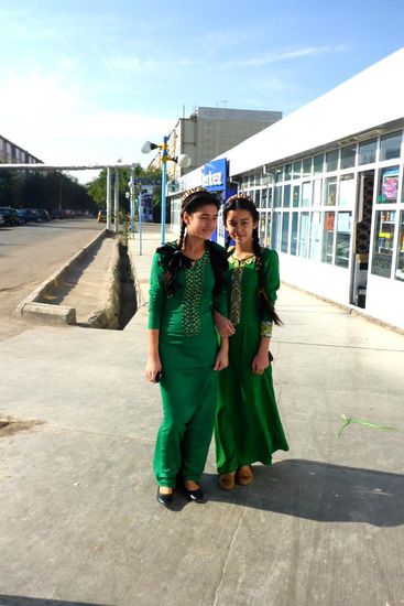 Schülerinnen sowie Studierende tragen solche "Uniformen"