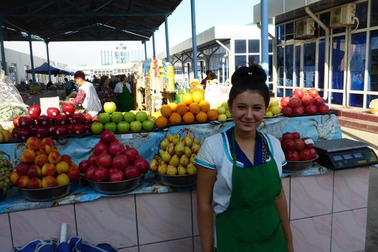 Auf dem Basar in Dashogus:
Bei ihr kaufe ich wunderbare Tomaten und Äpfel,
1kg Tomaten für 30 Eorocent ...