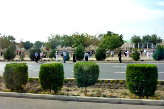 Diese Leute pflegen gemeinsam "freiwillig" die Grünanlage