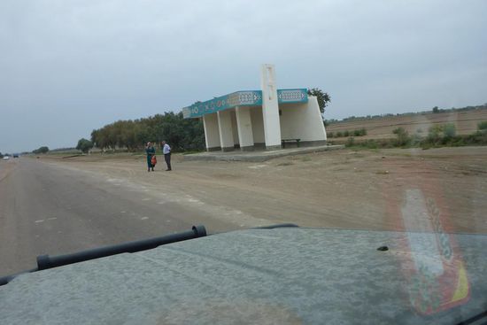 Unterwegs nach Konye-Urgench, 15 000 Einwohner,
heute unbedeutend, im 13. Jh. ein Zentrum der islamischen Welt ...