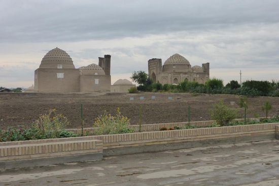 Das Nejameddin Kubra Mausoleum (links) und das Sultan Ali Mausoleum (rechts) bilden zusammen einen heiligen Platz, der von vielen Gläubigen der Region regelmäßig besucht wird ...