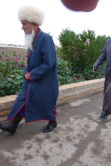 ... ein Gläubiger in landestypischer Bekleidung ...