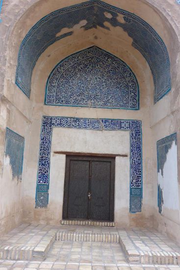 ... und Dichter, Beten an seinem Grab soll heilende Wirkung bei Krankheiten haben, hier der Eingangsbereich seines Mausoleums