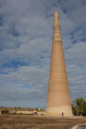 Im Süden der Stadt ein weiteres kulturhistorisch bedeutsames Ensemble, hier das Gutlug Timur Minarett aus dem Jahr 1320 ...