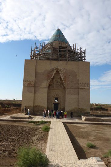 ... heute Weltkulturerbe, 
das eingerüstete Sultan Tekesh Mausoleum ...