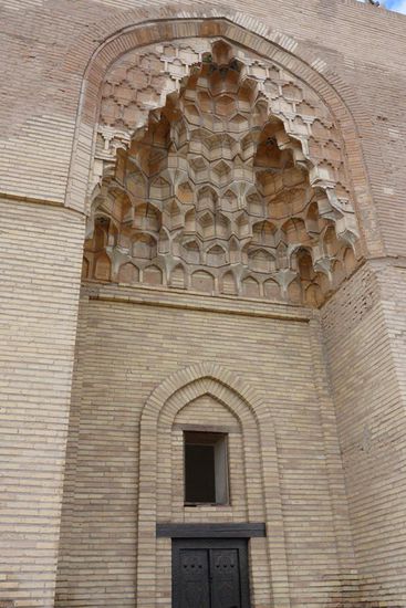 ... von ihm selbst errichtet, hier wurde er nach seinem Tod im Jahr 1200 bestattet ...