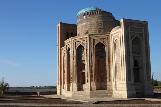 ... das Turabeg Khanym Mausoleum,
aus dem 12. oder aus dem 14. Jh., das ist noch nicht aufgekärt ...