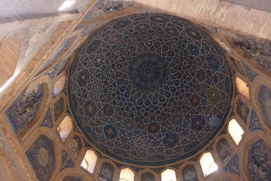 ... mit kunstvoll gestalteter Kuppel