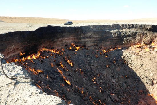 Auf halbem Weg durch die Wüste nach Ashgabat:
Der brennende Gaskrater bei Darvaza, entstanden nach einer Gasexploration der Sowjets in den 50er Jahren;
man entschied sich gegen eine Förderung, durch das ausströmende Gas verendeten regelmäßig Weidetiere, vermutlich deshalb wurde der Krater vor Jahrzehnten in Brand gesetzt und brennt seither ununterbrochen ...