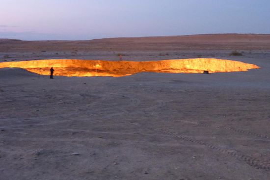 ... in der Dämmerung, er hat einen Durchmesser von 60 m und eine Tiefe von 20 m  ...