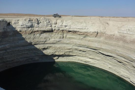 Ein weiterer Gaskrater, diesmal mit Grundwasser gefüllt,
Turkmenistan verfügt über riesige Gas- und Erdölvorkommen,
bezogen auf die Gasvorkommen liegt es an der vierten Stelle weltweit