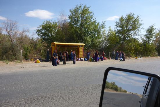 An der Bushaltestelle