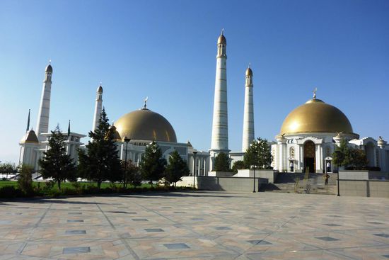 Rechts das Mausoleum von Saparmurat Niyazov, 
er nannte sich Turkmenbashi, "Führer der Turkmenen",
der erste Präsident des Landes ...