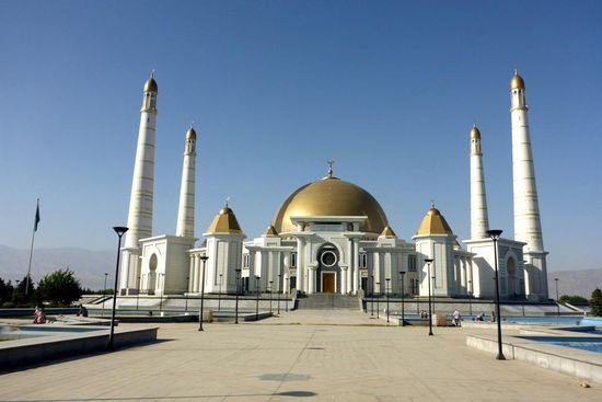 ... links neben dem Mausoleum die neue Moschee ...