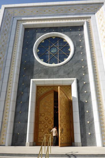 ... sie kann 4 000 Gläubige aufnehmen,
hier die aufwendig gestaltete Eingangstür