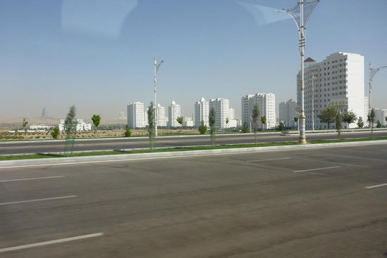 Sämtliche Gebäude der Stadt müssen eine weiße Fassade haben ...