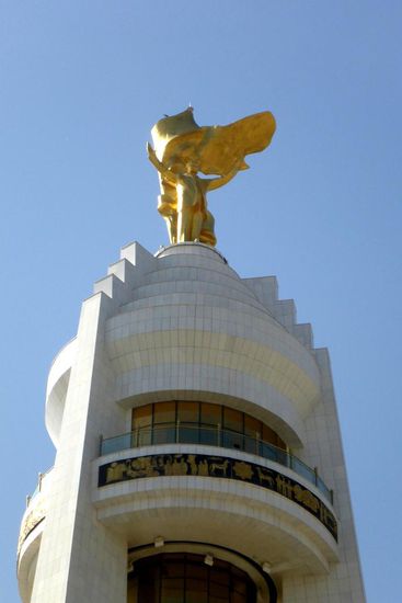 ... goldene Statuen von sich errichten