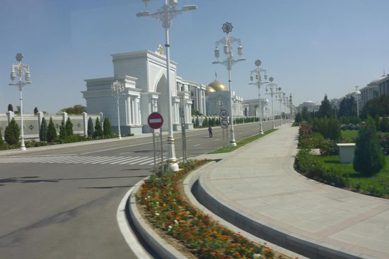 Unter der goldenen Kuppel residiert der aktuelle Präsident,
Gurbanguly Berdymukhamedov,
seit Februar 2007, die Straße davor ist gesperrt