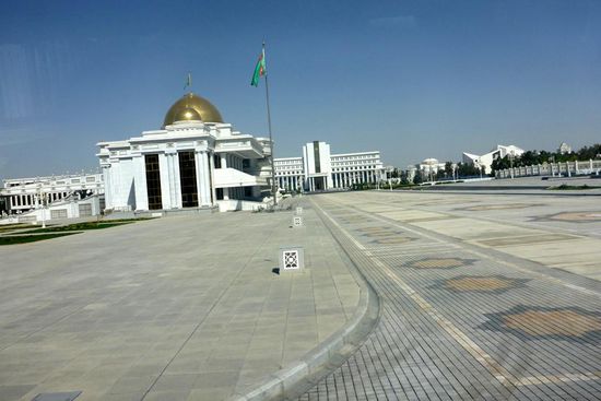 Niemand unterwegs in "Absurdistan"