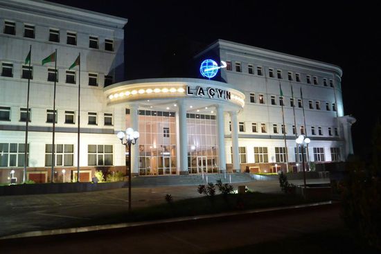 Auf dem Parkplatz dieses Hotels ist unser Camp in Ashgabat