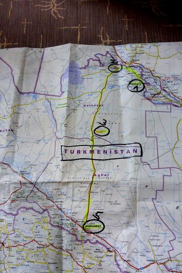 Unsere Route in Turkmenistan:
1  Dashoguz
2  Keneurgench
3  Darvaza Gaskrater "Door to Hell"
5  Ashgabat
Nach 7 Tagen und 810 km in Turkmenistan, ein vorläufiges Fazit:
- ein reicher Wüstenstaat dank der Bodenschätze, insbesondere Erdgas
- freundliche Menschen in einem sowjetisch geprägten politischen System
-  viele historische Bauwerke eines untergegangenen Reiches, mir völlig unbekannt
- Ashgabat ist eine seelenlose Retortenstadt
- für mich mehr ein Transitland