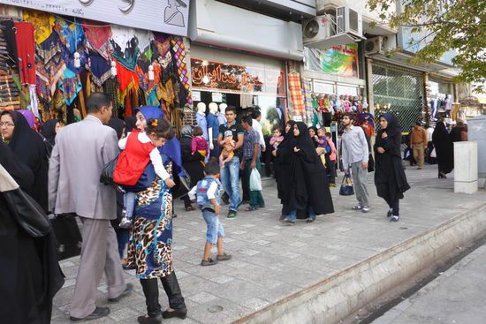 Straßenszene, bei Frauen ist schwarz die aktuelle Modefarbe