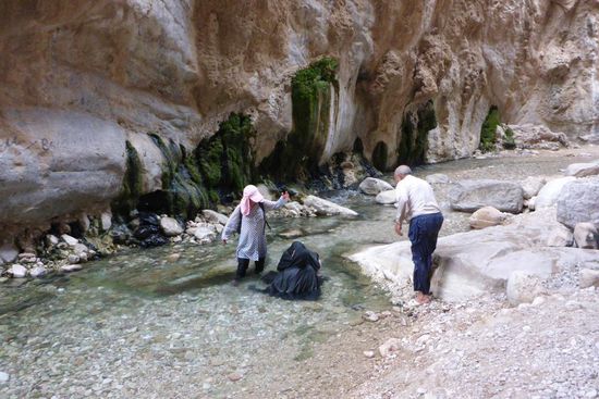 ... die bedauernswerten Frauen baden verhüllt
