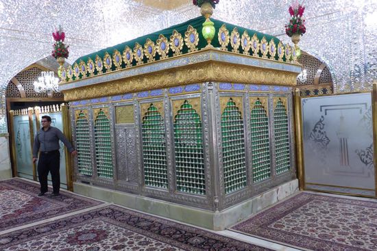 ... hat einen heiligen Schrein, der von Gläubigen angebetet und geküßt wird