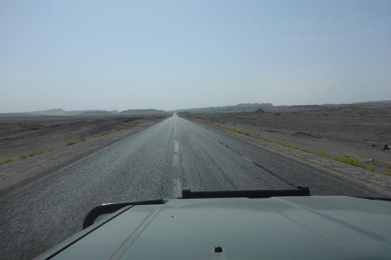Durch die Wüste auf guten Straßen und kaum Verkehr