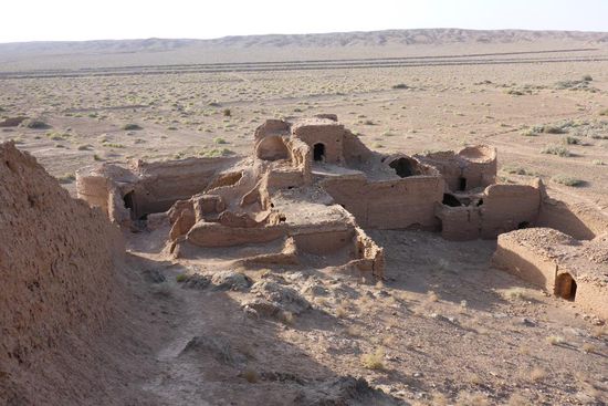 ... daneben eine Burganlage