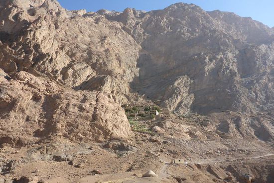 die Anlage des Feuertempels Chak Chak in gigantischer Felsenlandschaft ...