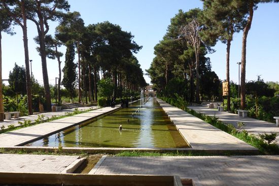 ... innerhalb einer gepflegten Garenanlage