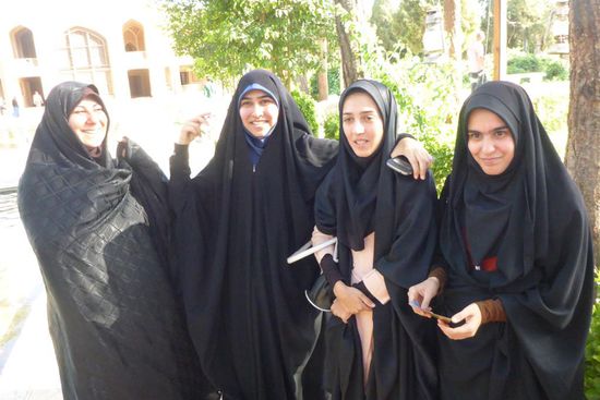 ... lustige Besucherinnen der Gartenanlage