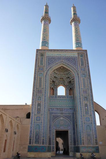 Eingangsiwan der Jame-Moschee in Yazd (1324 - 1327),
48 m hoch ...