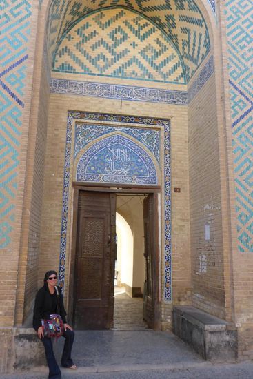 unser Tourguide Christine, zwangsläufig landestypisch gestylt