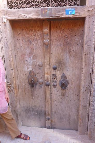 ... die Haustüren haben zwei Klopfer, einen für Frauen und einen für Männer,
die Symbolik ist selbsterklärend,
wenn ein Mann klopft, öffnet ein Mann und umgekehrt