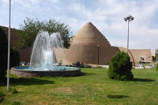 Kerman 6. - 7. 10. 2014, Tage 145 - 147; 27 638 km
über 1 800 Jahre alt,
von Marco Polo im Jahr 1271 auf seiner Chinareise besucht.
Hier das Eishaus Moayedi, 350 Jahre alt,
im Winter gewonnenes Eis wurde zwischen Srohballen bis in den Sommer konserviert