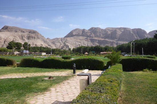 Sattes Grün vor kahlen Bergen sehen wir jetzt häufig