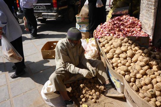 ... er putzt Kartoffeln